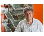 Do biologists and physicists approach AFM differently?