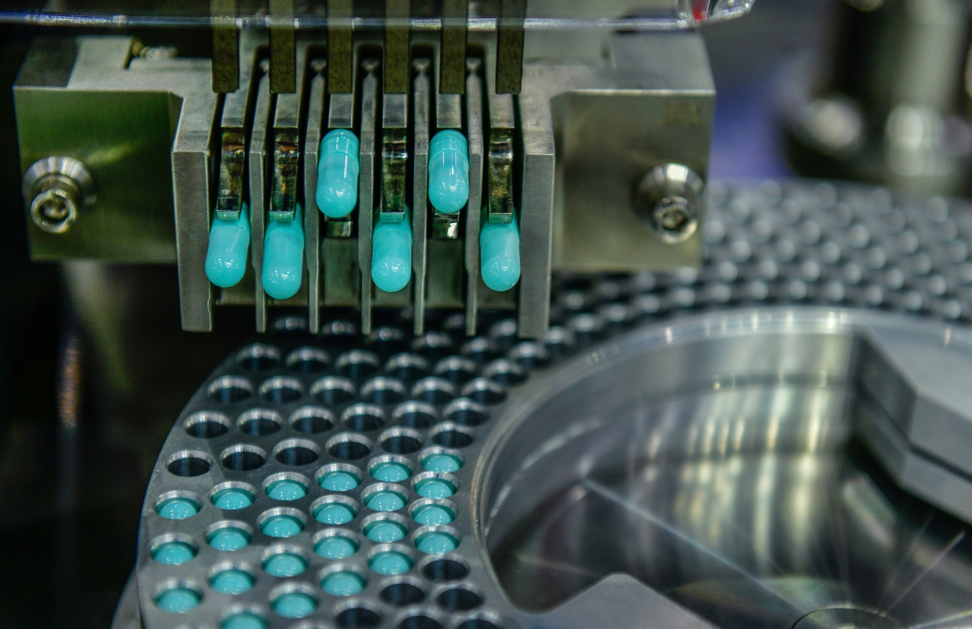 Capsule medicine pill production line.