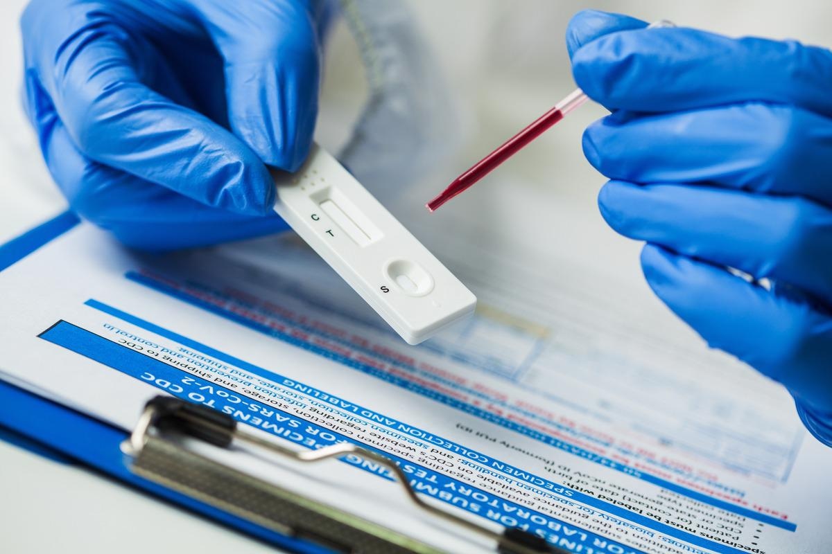 Study: High Sensitivity and NPV for BinaxNOW Rapid Antigen Test in Children at a Mass Testing Site During Prevalent Delta Variant. Image Credit: Cryptographer/Shuttershock