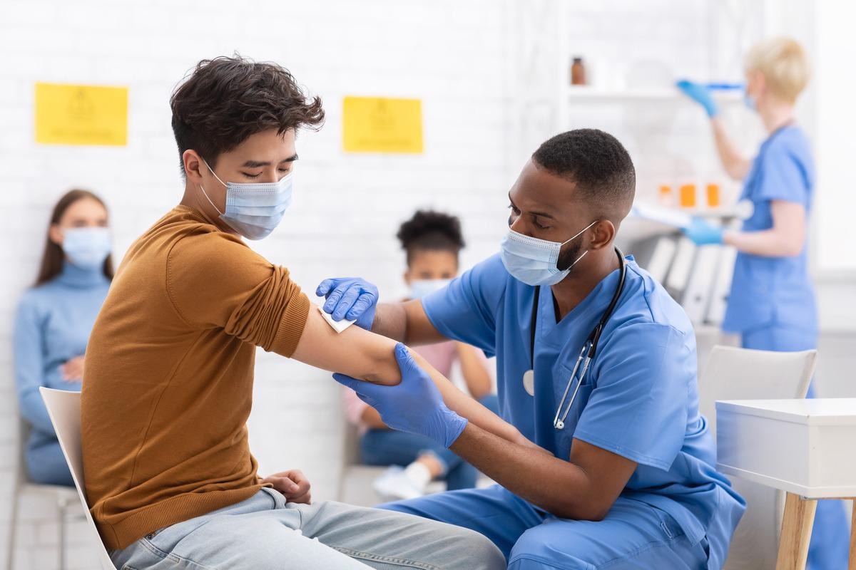 Study: Equitable access to COVID-19 vaccines makes a life-saving difference to all countries. Image Credit: Prostock-studio/Shutterstock