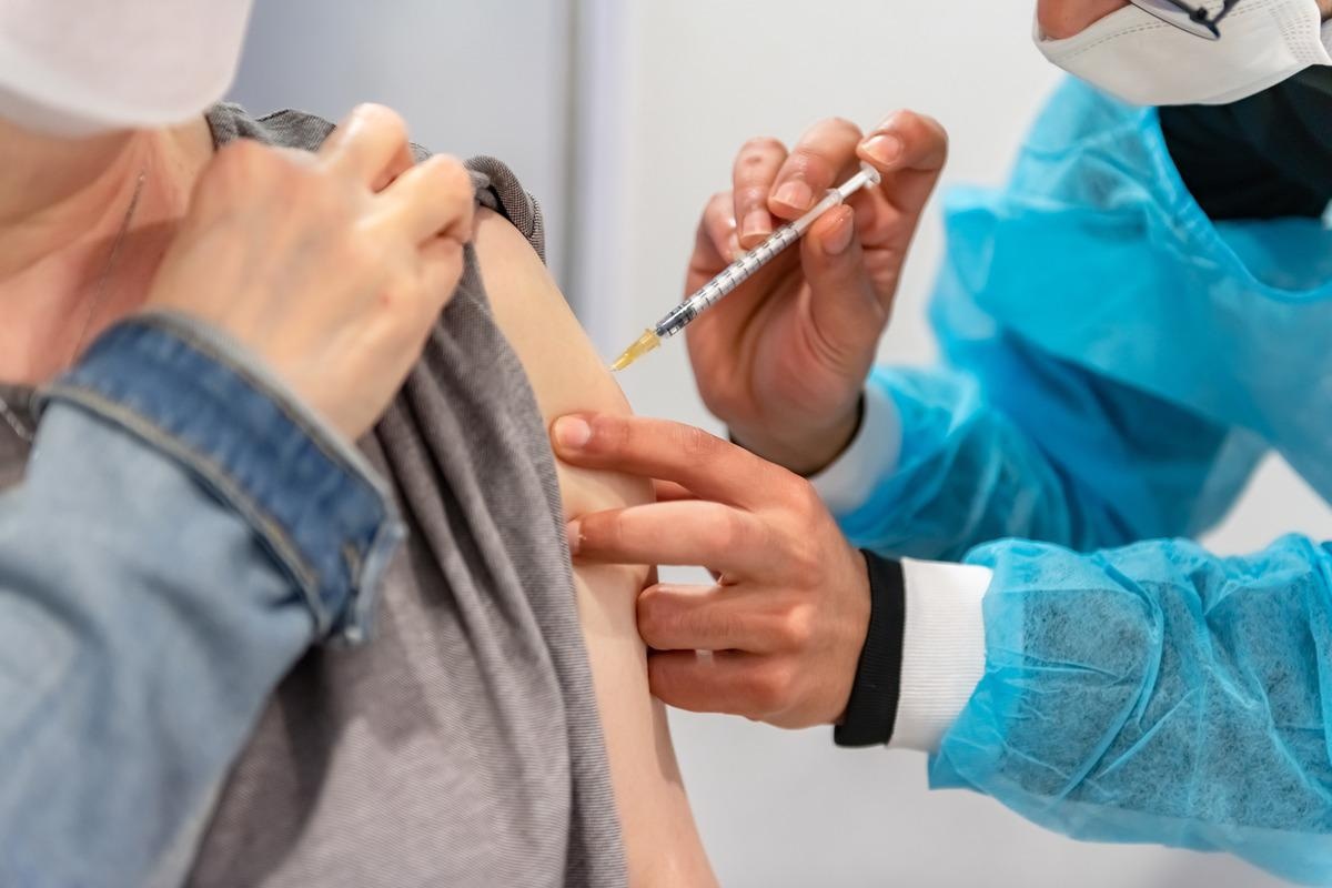 Study: Protection by 4th dose of BNT162b2 against Omicron in Israel. Image Credit: Yuri Dondish/Shutterstock