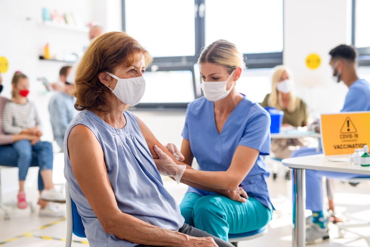 Study: Symptoms After COVID-19 Vaccination in Patients with Post-Acute Sequelae of SARS-CoV-2. Image Credit: Halfpoint/Shutterstock