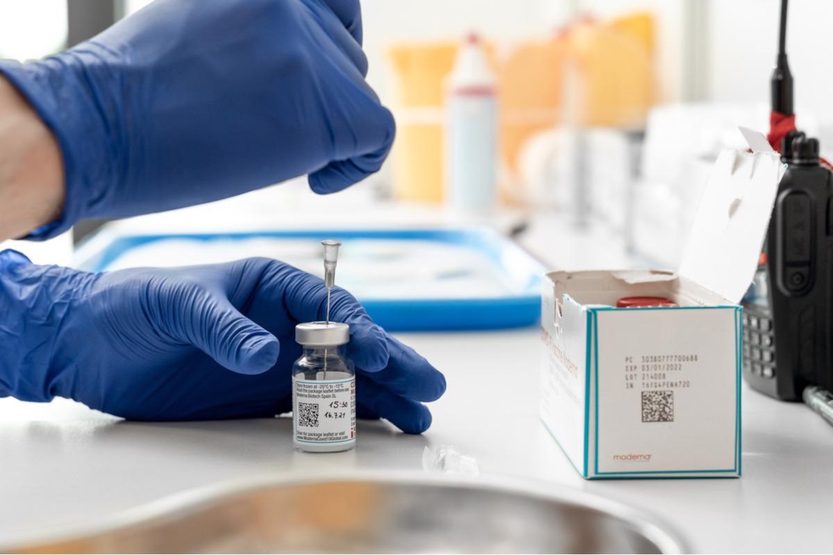 Study: Rapid genome surveillance of SARS-CoV-2 and study of risk factors using shipping container laboratories and portable DNA sequencing technology. Image Credit: MB.Photostock/Shutterstock