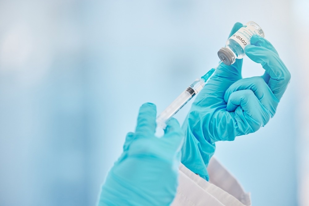 Study: Early Estimates of Bivalent mRNA Booster Dose Vaccine Effectiveness in Preventing Symptomatic SARS-CoV-2 Infection Attributable to Omicron BA.5- and XBB/XBB.1.5-Related Sublineages Among Immunocompetent Adult s- Increasing Community Access to Testing Program, United States, December 2022-January 2023. Image Credit: PeopleImages.com - Yuri A / Shutterstock.com