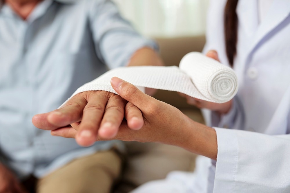 Study: Biofilm microenvironment triggered self-enhancing photodynamic immunomodulatory microneedle for diabetic wound therapy. Image Credit: Dragon Images/Shutterstock.com