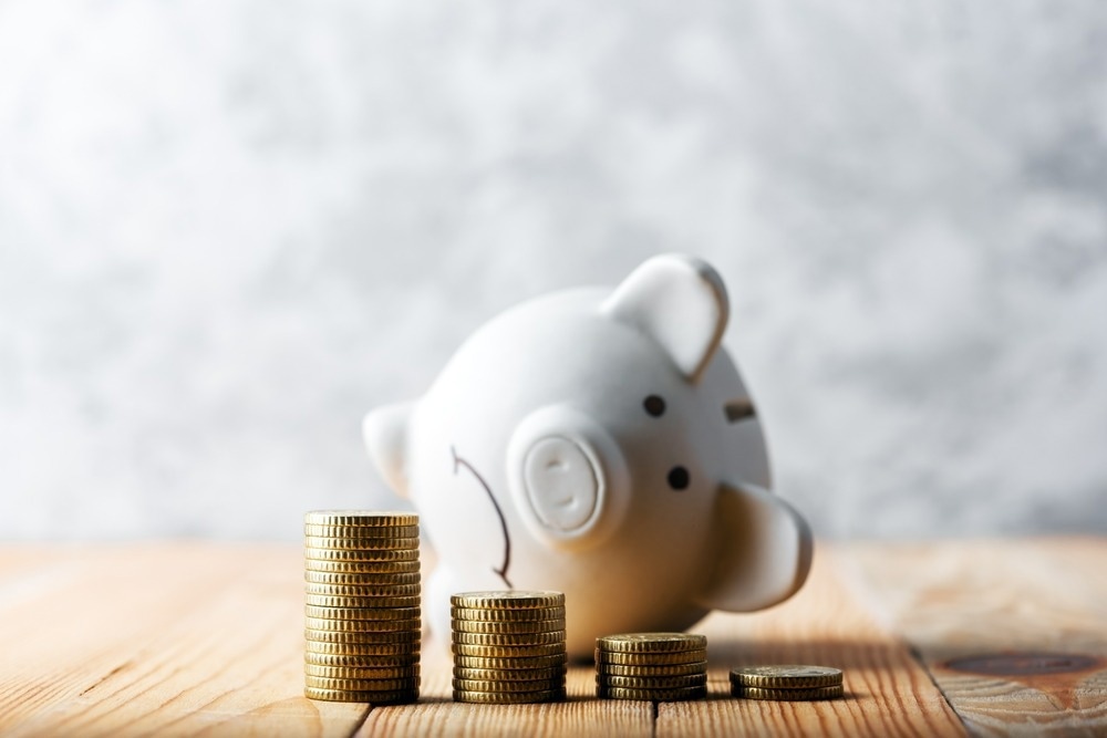 Study: Inflammation and poverty as individual and combined predictors of 15-year mortality risk in middle aged and older adults in the US. Image Credit: Smit/Shutterstock.com