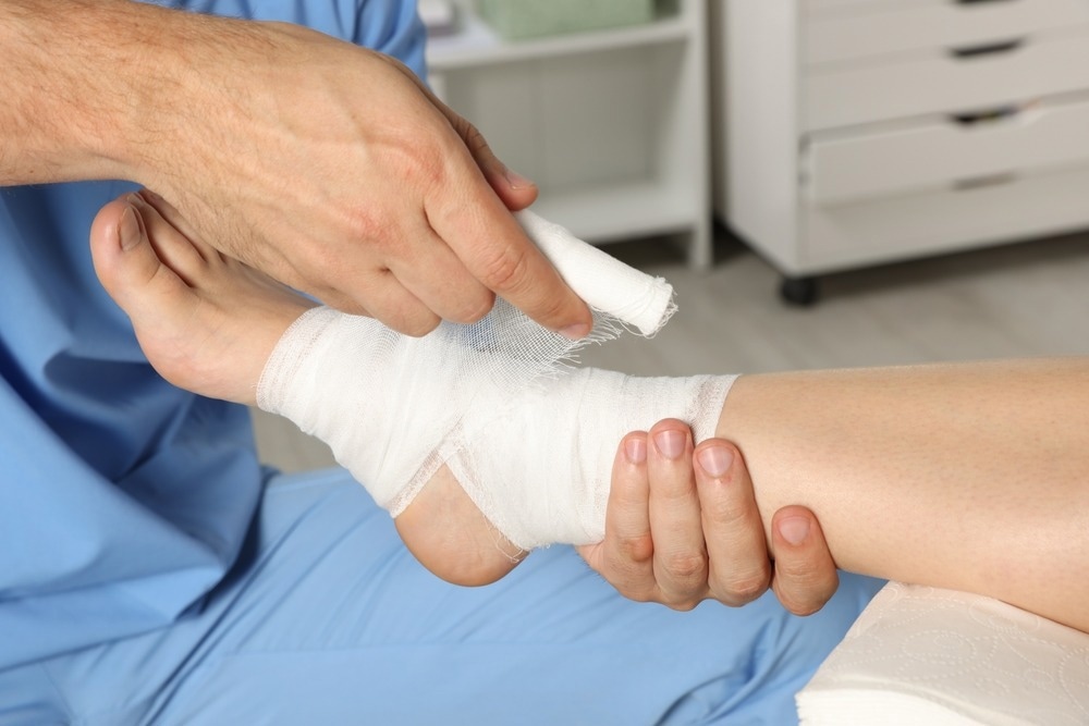 Study: Hydrogel dressings with intrinsic antibiofilm and antioxidative dual functionalities accelerate infected diabetic wound healing. Image Credit: New Africa/Shutterstock.com