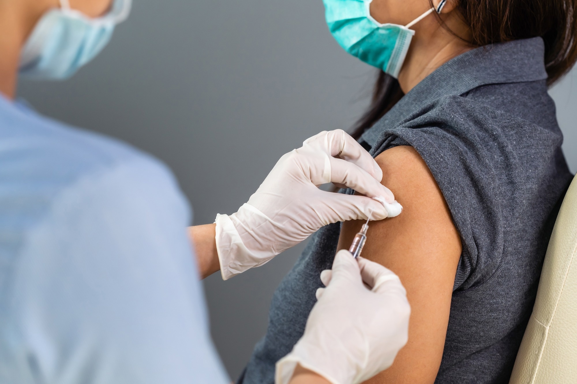 Study: The role of COVID-19 vaccines in preventing postCOVID-19 thromboembolic and cardiovascular complications. Image Credit: BaLL LunLa/Shutterstock.com