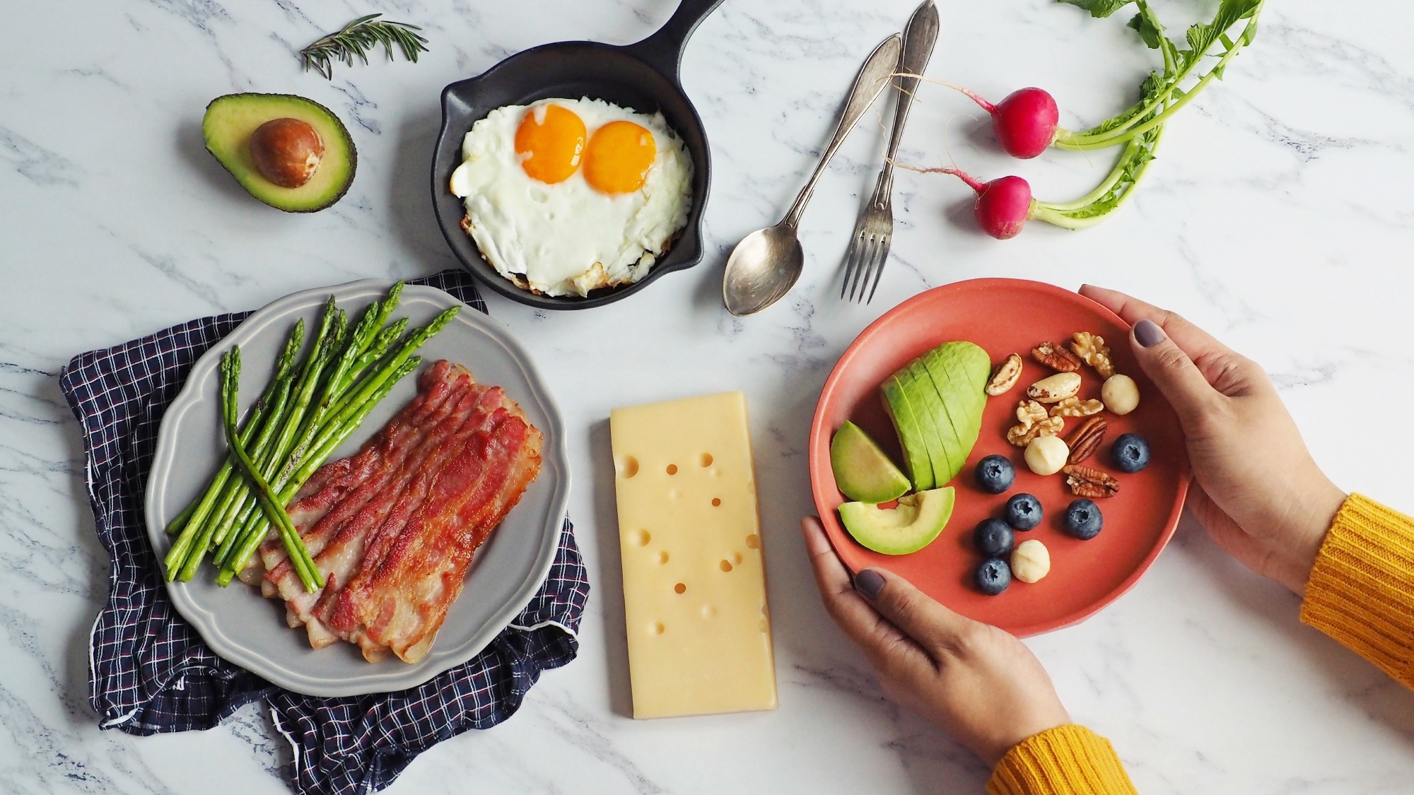 Study: Effects of healthy low-carbohydrate diet and time-restricted eating on weight and gut microbiome in adults with overweight or obesity: Feeding RCT. Image Credit: Boontoom Sae-Kor / Shutterstock