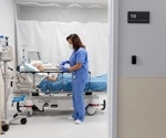 Simple words in online reviews reveal hidden patterns in patient experience